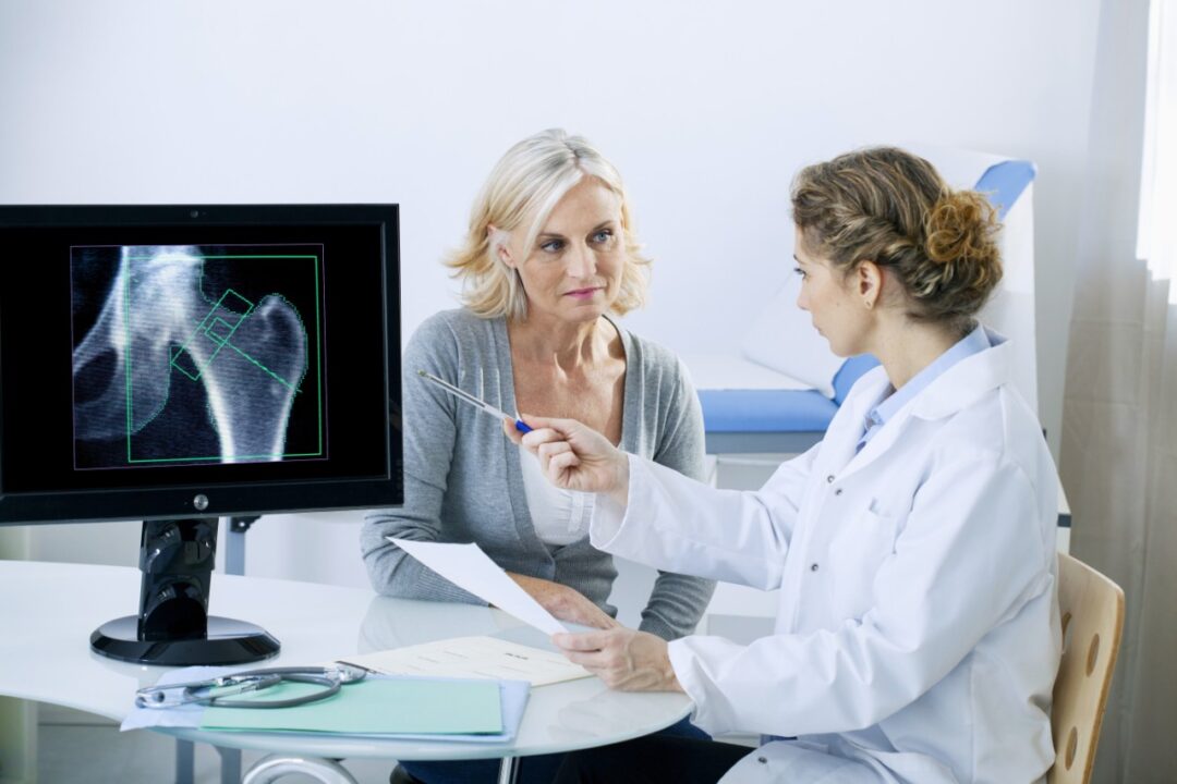 What are the risk factors and complications of osteoporosis?